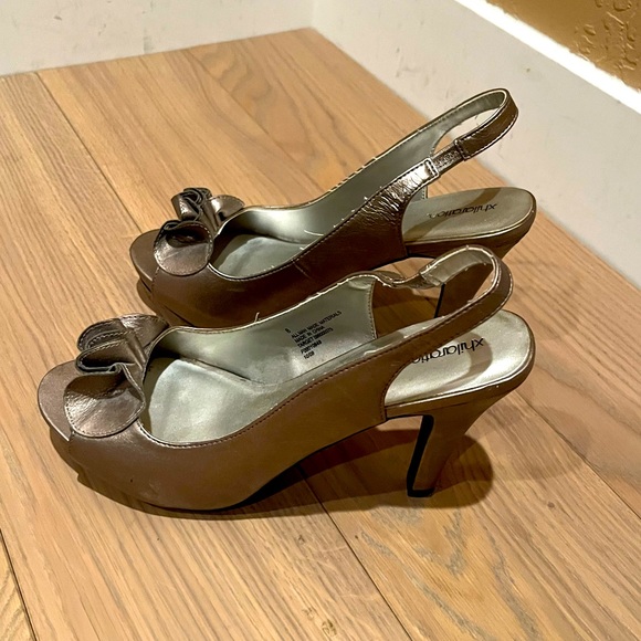 Xhilaration Gold pumps - Picture 1 of 7